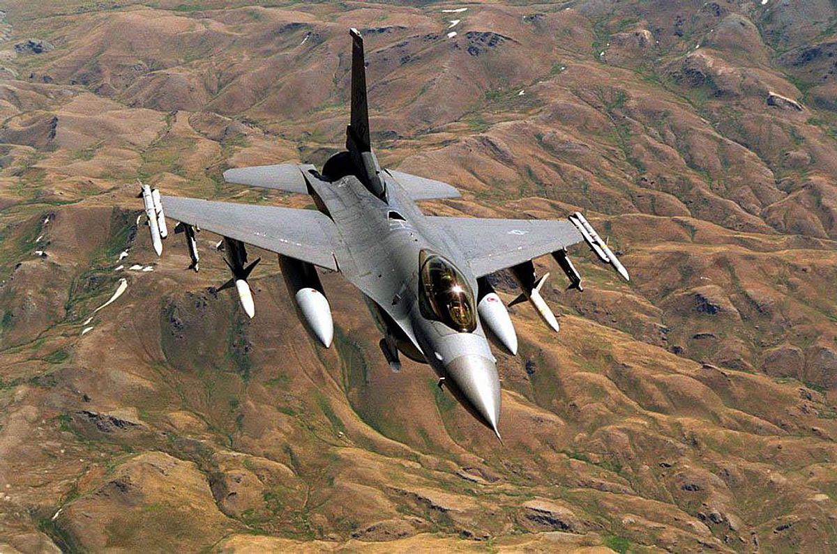 Ein F-16 Kampfjet fliegt über den Irak