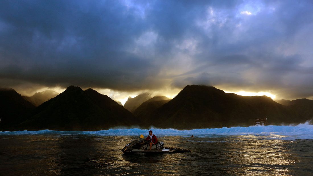 Die Wassermassen von Teahupoo stammen aus der stürmischen Antarktis, reisen
durch den Pazifik und werden dann vor Tahiti aufgetürmt Die Wassermassen von Teahupoo stammen aus der stürmischen Antarktis, reisen durch den Pazifik und werden dann vor Tahiti aufgetürmt
