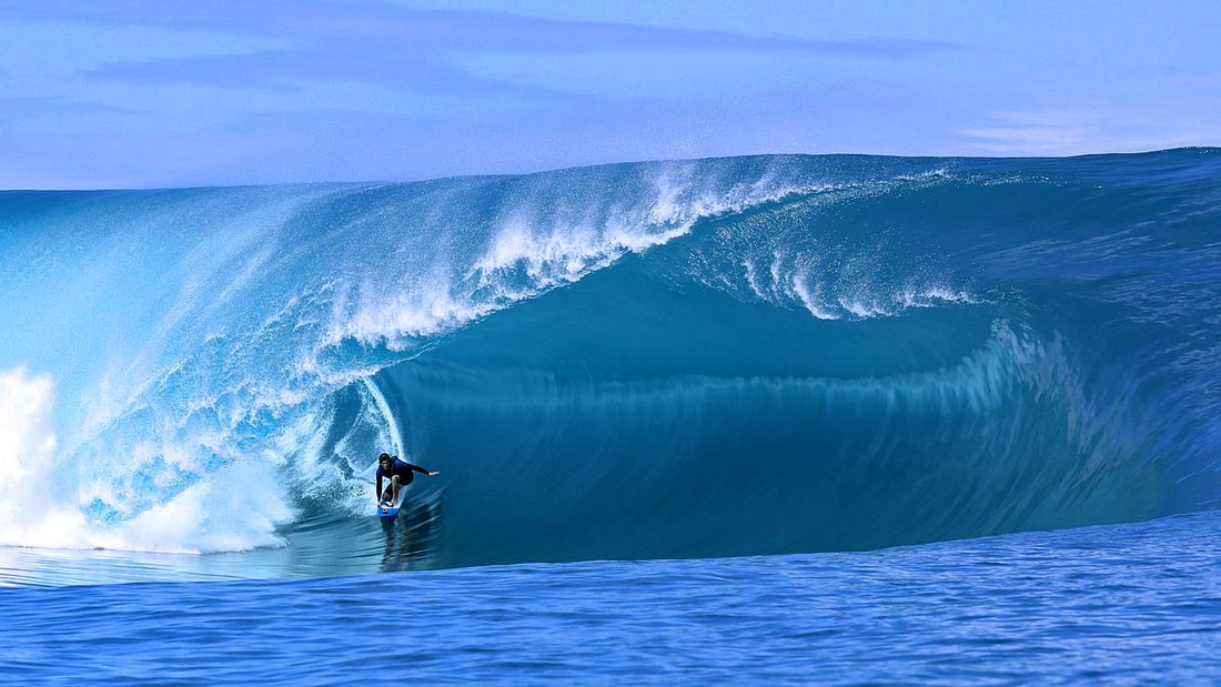 50 Meter kann ein Surfer durch den Tunnel der Welle fahren, bevor diese in sich
zusammenbricht. Ein Ritt, der nur wenige Sekunden dauert. 50 Meter kann ein Surfer durch den Tunnel der Welle fahren, bevor diese in sich zusammenbricht. Ein Ritt, der nur wenige Sekunden dauert.