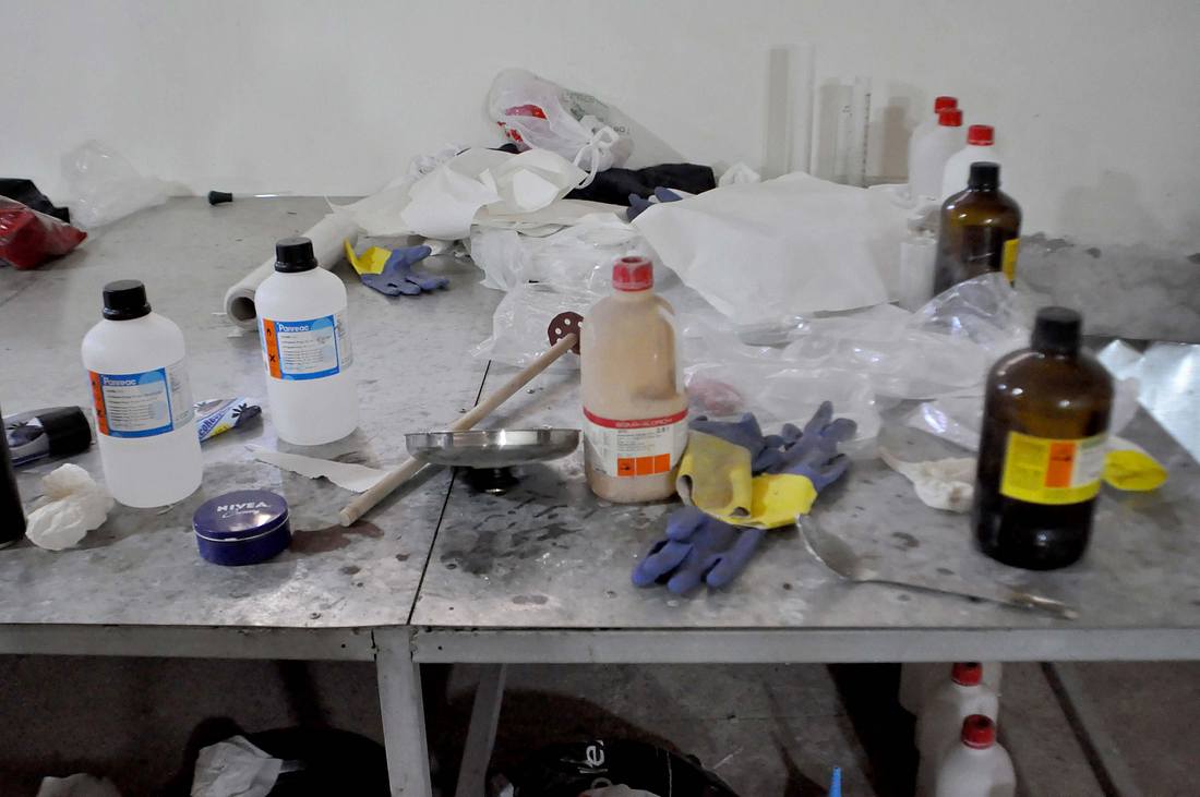Chemikalien in einem Drogenlabor Chemikalien in einem Drogenlabor