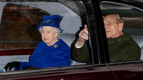 Die Queen und Prinz Philip müssen sich nicht anschnallen. - Foto: Getty Images/Max Mumby/Indigo 