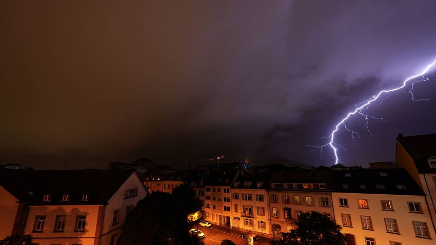Stürmisches Wetter - Foto: IMAGO / Steinsiek.ch