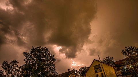 Gewitter mit extremem Niederschlag - Foto: IMAGO / Wolfgang Maria Weber