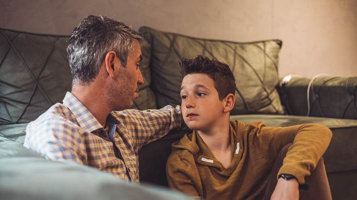 Vater spricht mit Sohn - Foto: iStock/Sneksy