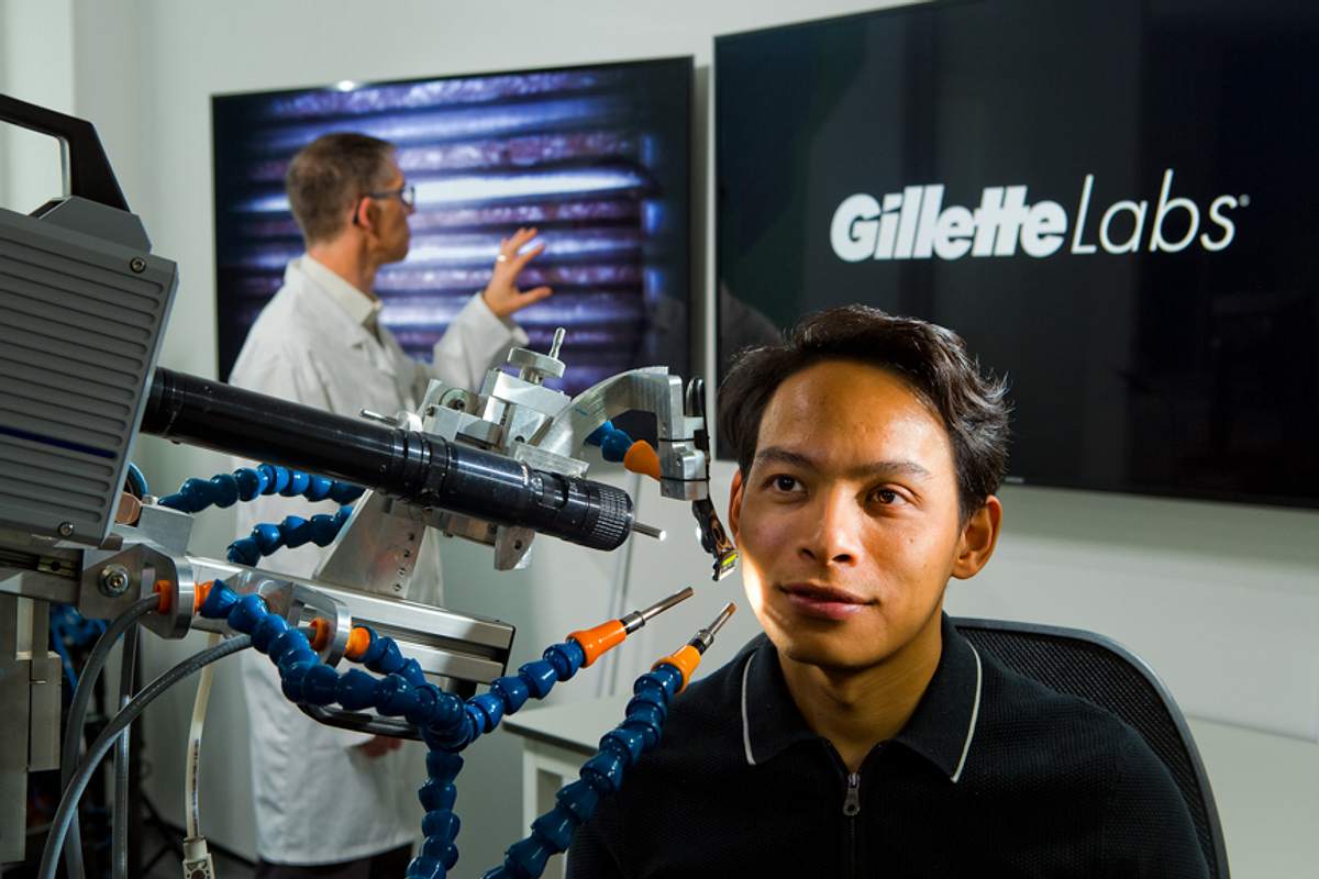 Mann im Innovationszentrum von Gillette