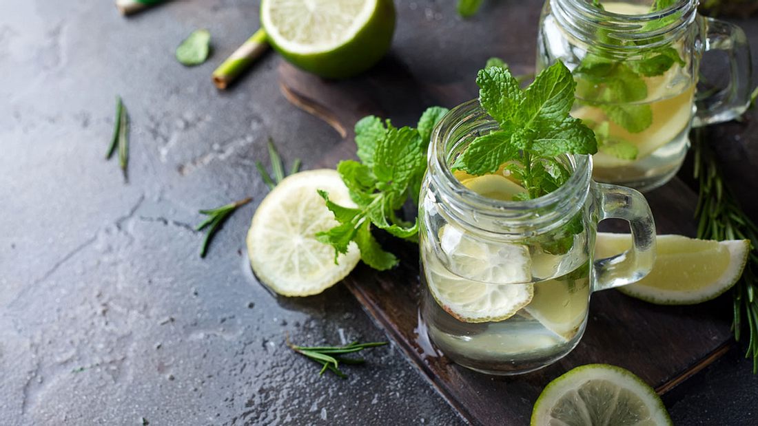 Wie eine salzige Meeresbrise auf der Zunge kommt diese Variante des klassischen Gin Fizz um die Ecke