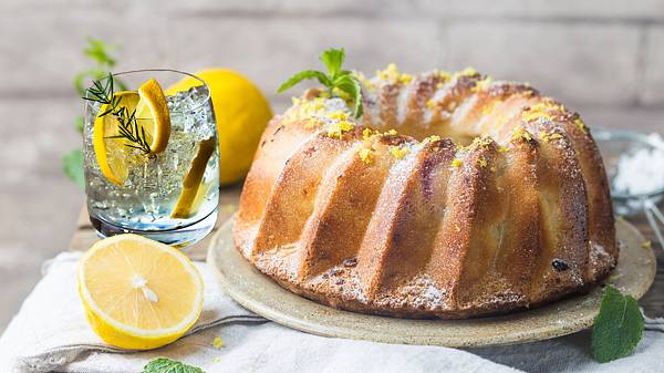 Gin-Tonic-Kuchen - Foto: iStock / Roxiller / igorr1; Montage