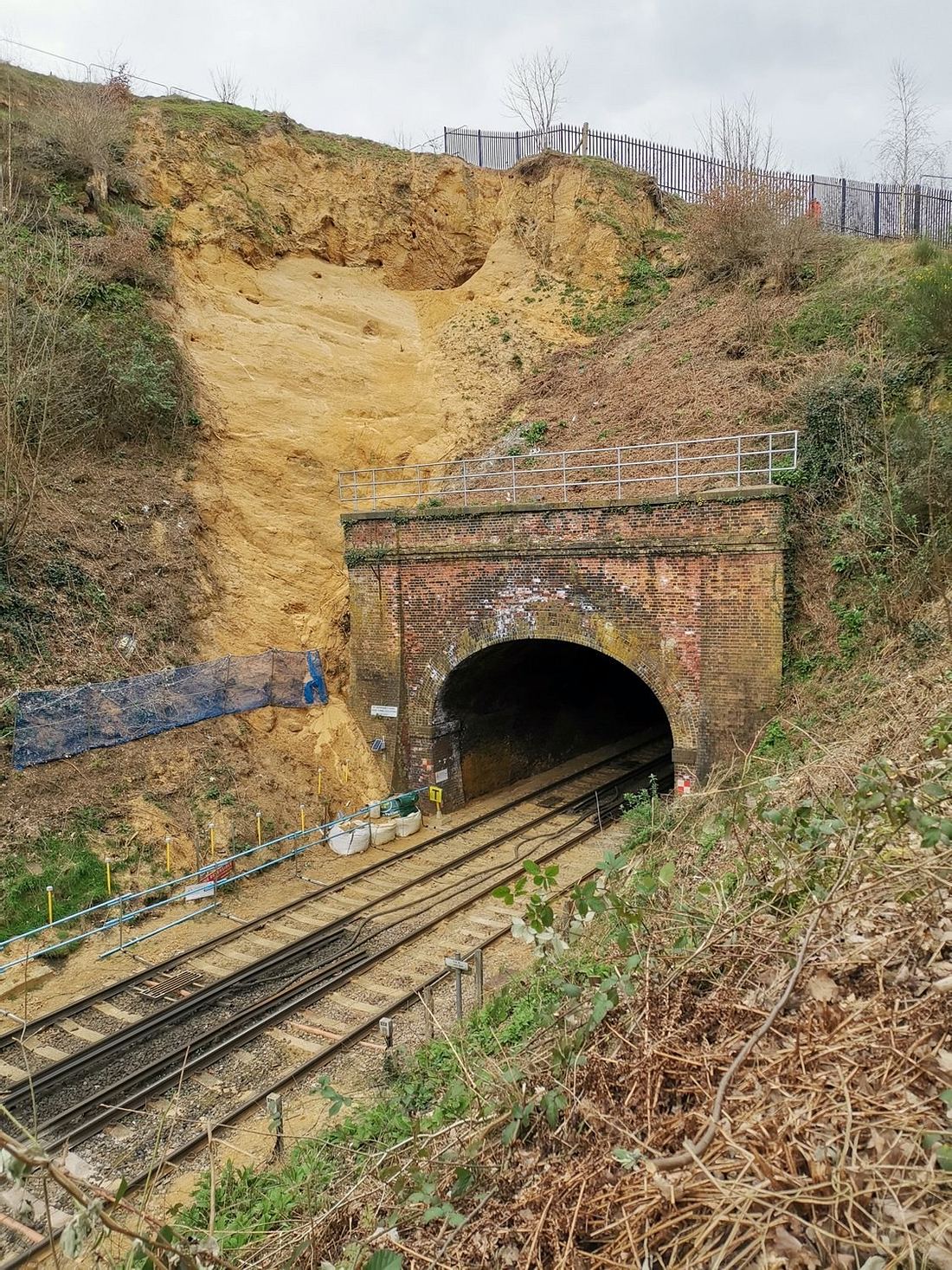 Englische Gleisarbeiter finden eine mysteriöse Höhle und machen darin eine unfassbare Entdeckung Eingang zu einem Eisenbaghntunnel