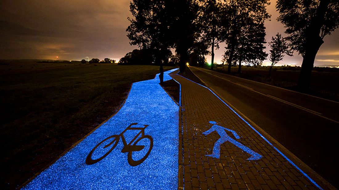 Blaue Leuchtmasse weist Fahrradfahrern den Weg