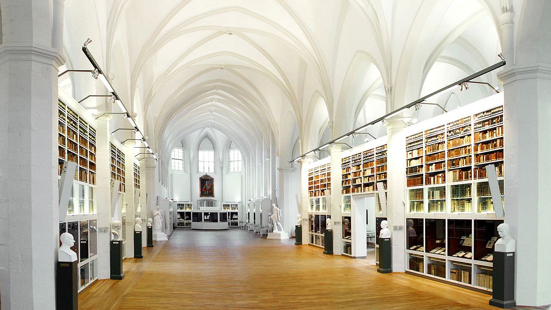 Bibliothekssaal der Paulinerkirche. Bibliothek der Paulinerkirche