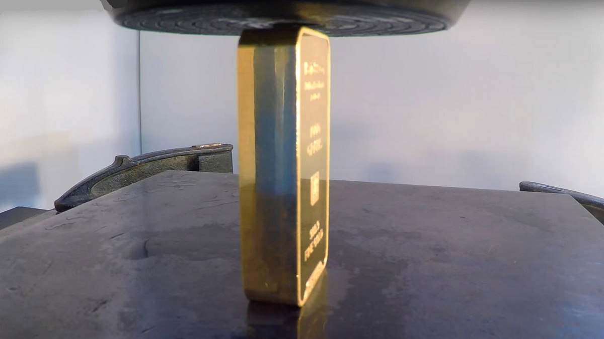 Video: Massiver Goldbarren versus Hydraulikpresse