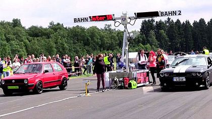 Golf 2 tritt gegen Dodge Challenger im Drag Race an - Foto: Screenshot YouTube / cvdzijden - Supercar Videos