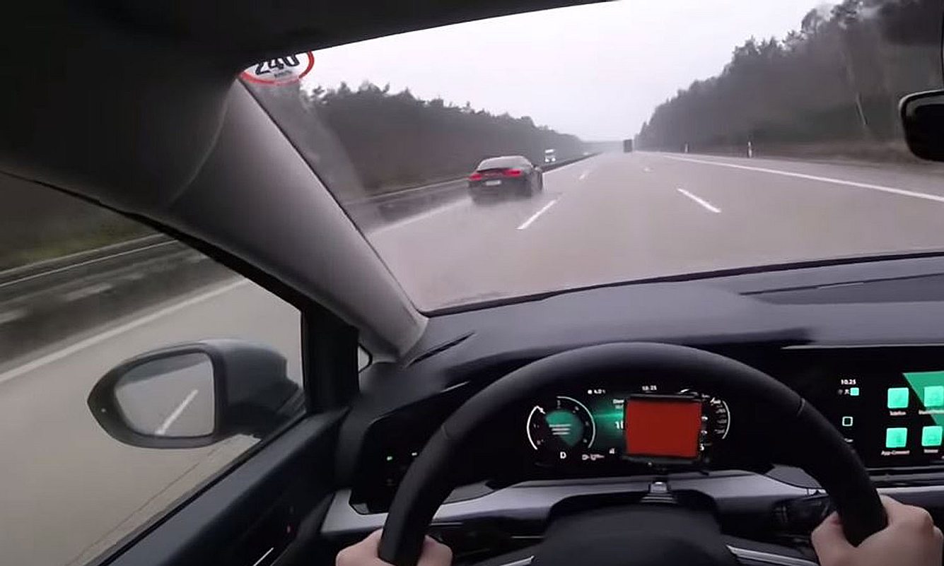 Porsche und Golf auf der Autobahn