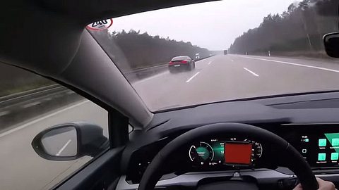 Porsche und Golf auf der Autobahn - Foto: YouTube/Meilensammler (Screenshot)