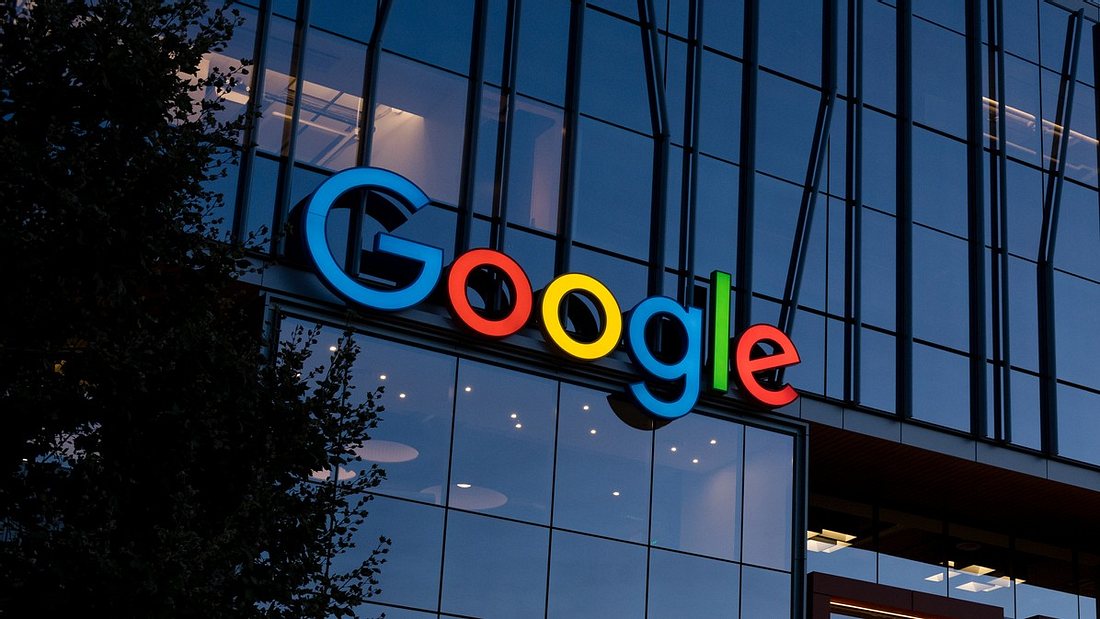 Google-Logo an Gebäude