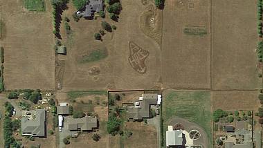 Arschloch auf Google Earth: Ein erboster Farmer beledigte seinen Nachbarn via Satellitenbild - Foto: Google Erath