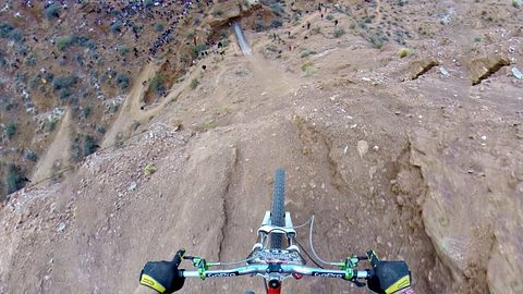 Mountainbike-Legende Kelly McGarry überwindet einen 25-Meter-Abgrund per Backflip - Foto: YouTube/GoPro