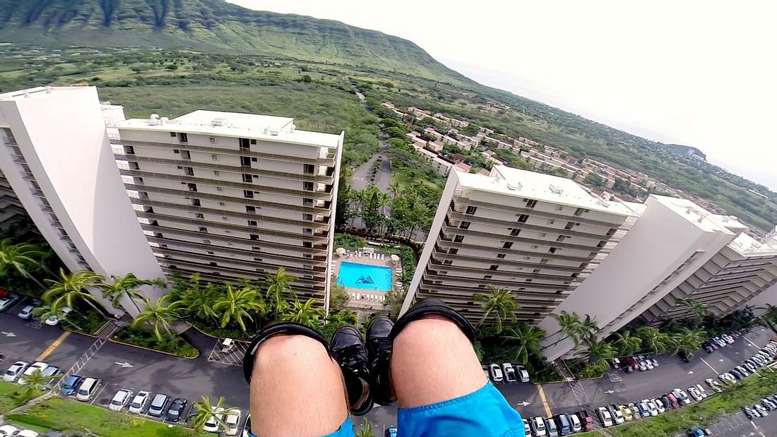 Fallschirmspringer Gage Galles fliegt auf Hawaii durch zwei Hochhäuser