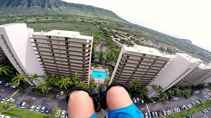 Fallschirmspringer Gage Galles fliegt auf Hawaii durch zwei Hochhäuser - Foto: YouTube/GoPro
