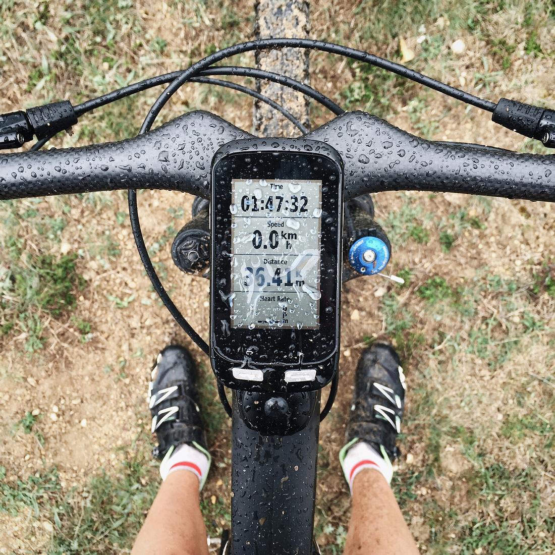 GPS-Tracker auf Rennrad aus der Vogelperspektive aufgenommen