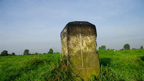 Grenzstein - Foto: iStock / middelveld