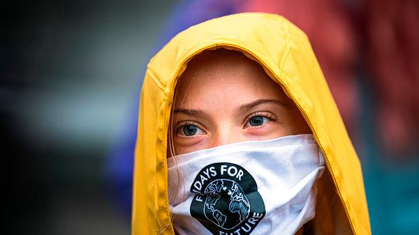 Greta Thunberg mit gelber Regenjacke und Mundschutzmaske - Foto: Getty Images / Jonathan Nackstrand