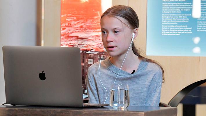 Greta Thunberg sitzt vor einem Laptop - Foto: Getty Images / Jessica Gow