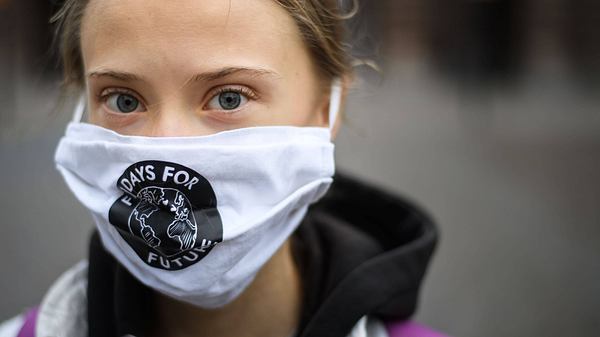 Greta Thunberg mit Mund-Nasen-Schutz - Foto: imago images / Bildbyran