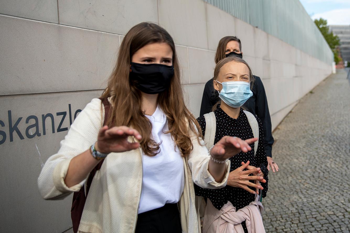 Greta Thunberg und Luisa Neubauer vor dem Kanzleramt Greta Thunberg und Luisa Neubauer vor dem Kanzleramt