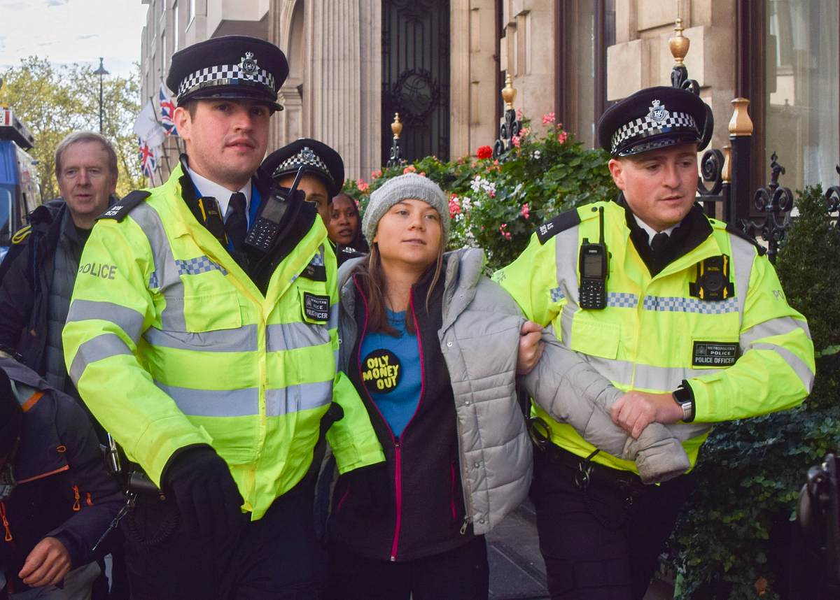 Greta Thunberg wird von Polizisten abgeführt