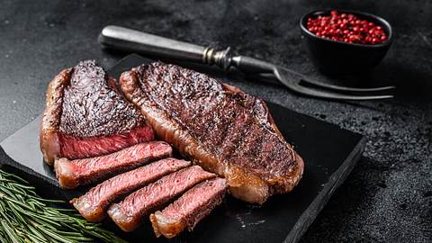 Gegrilltes Rumpsteak auf einem Brett  - Foto: iStock / Vladimir Mironov