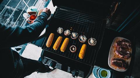 Grillen auf dem Balkon: Was du wissen musst  - Foto: iStock / criene