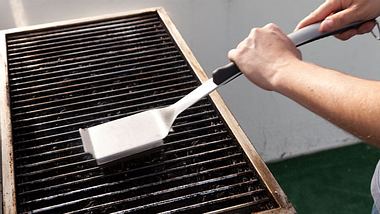 Grillrost reinigen - Grillrost - Grillen - Grillreiniger - Grillbürste - Foto: iStock/eldadcarin