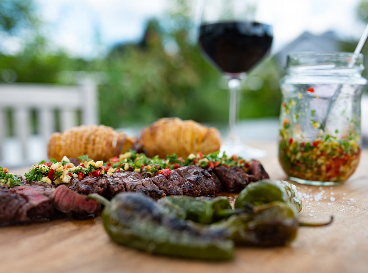 Grill-Fleisch mit Sauce