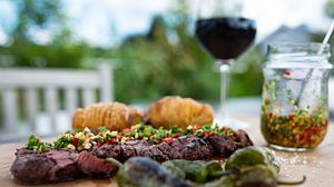 Grill-Fleisch mit Sauce - Foto: iStock/Muenz