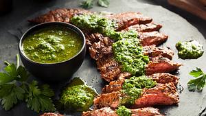 Grillsauce zu Fleisch - Foto: iStock/bhofack2