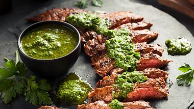 Grillsauce zu Fleisch - Foto: iStock/bhofack2