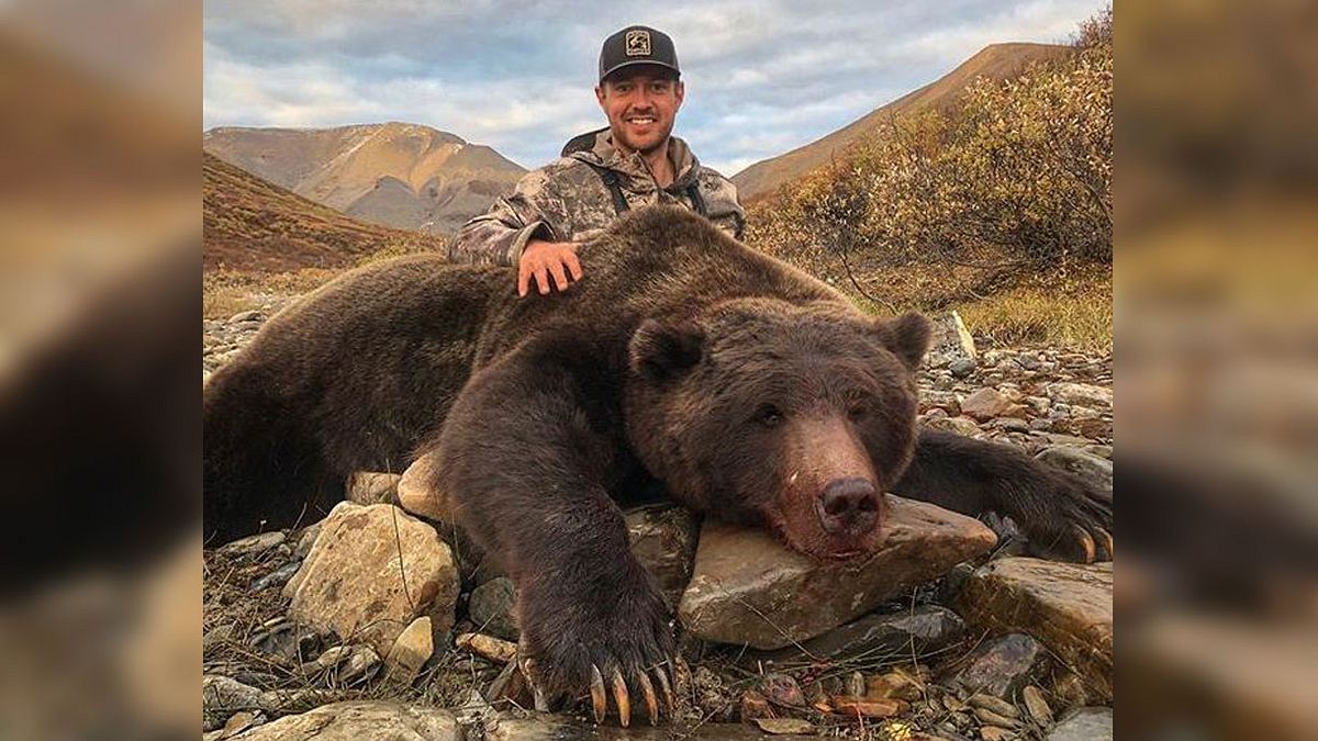 Tim Brent posiert vor erlegtem Bär