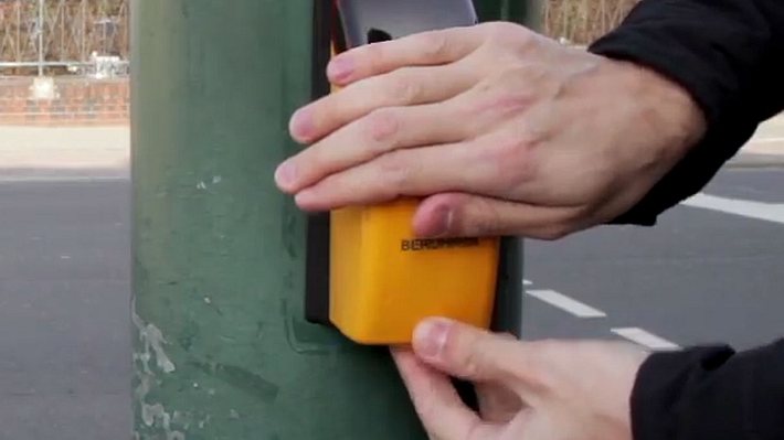 Polizeitrick soll Ampeln auf Grün springen lassen. - Foto: YouTube/Geniale Tricks