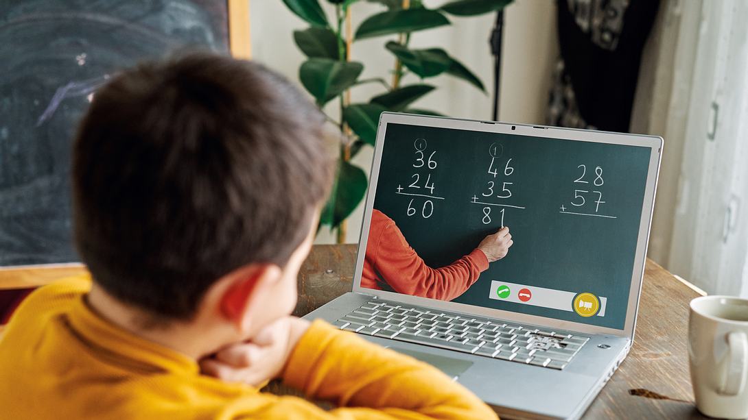 Grundschüler sitzt vor Laptop und schaut Mathe-Lehrer zu - Foto: iStock / pinstock