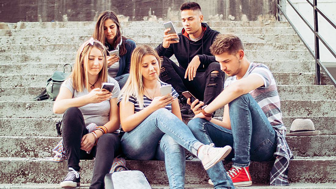 Gruppenbild mit Smartphones Gruppenbild mit Smartphones