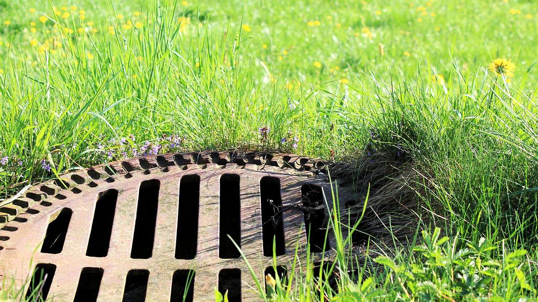 Mann &quot;Gullideckel&quot; in seinem Garten, macht