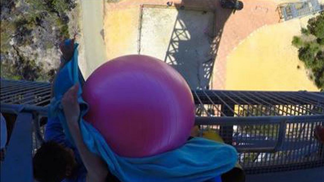 Video: Mit Wasser gefüllter Gymnastikball explodiert Video: Mit Wasser gefüllter Gymnastikball explodiert