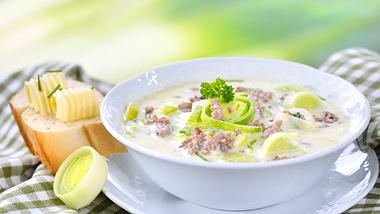 Hackfleisch-Lauch-Suppe: So gelingt sie garantiert - Foto: iStock / kabVisio