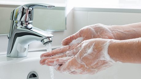 Hände waschen - Foto: istock / AlexRaths