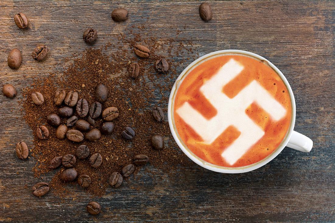 Kaffee mit Hakenkreuz-Milchschaum Kaffee mit Hakenkreuz-Milchschaum
