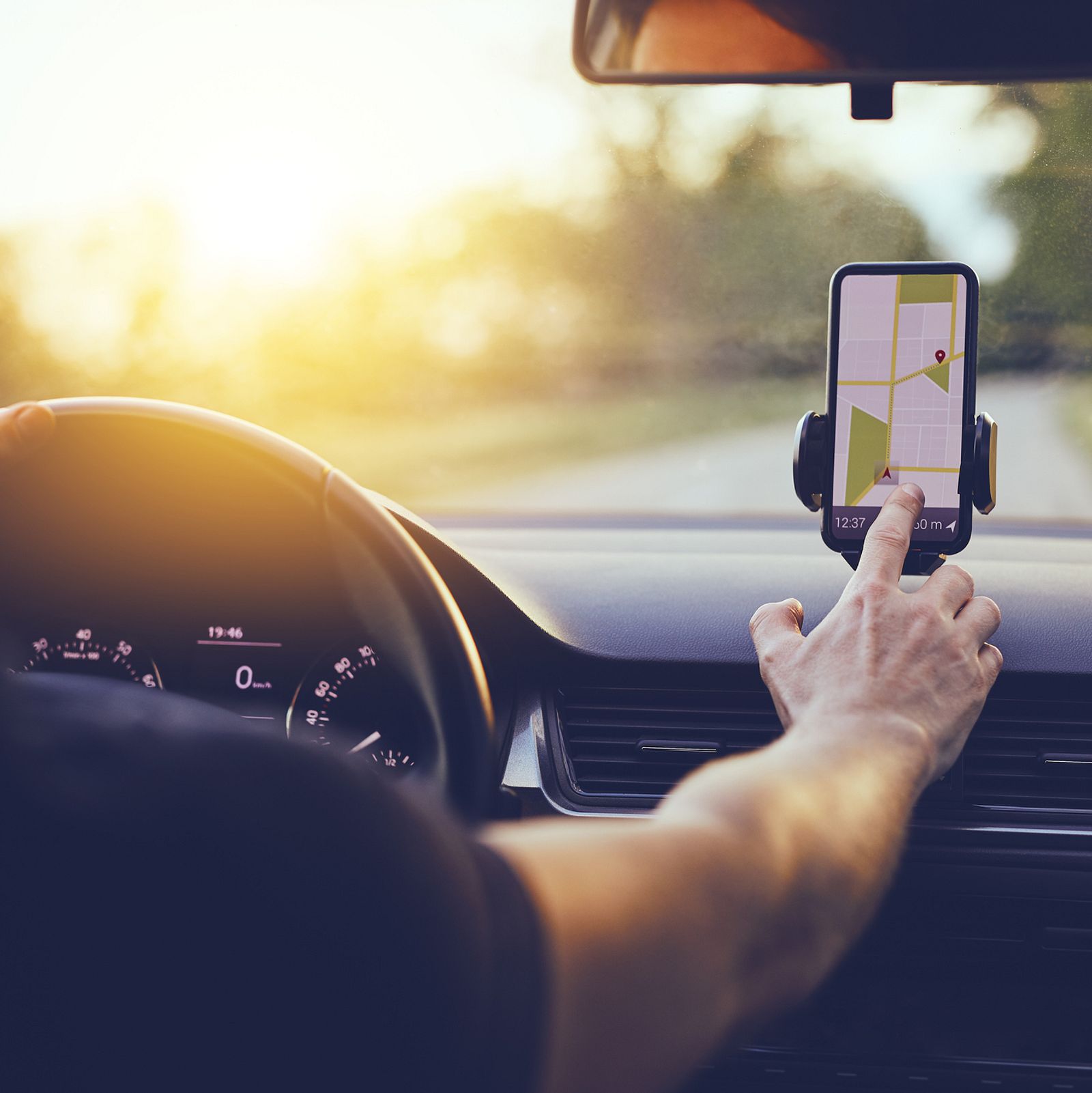 Die besten Handyhalterungen fürs Auto: Das Handy während der Fahrt