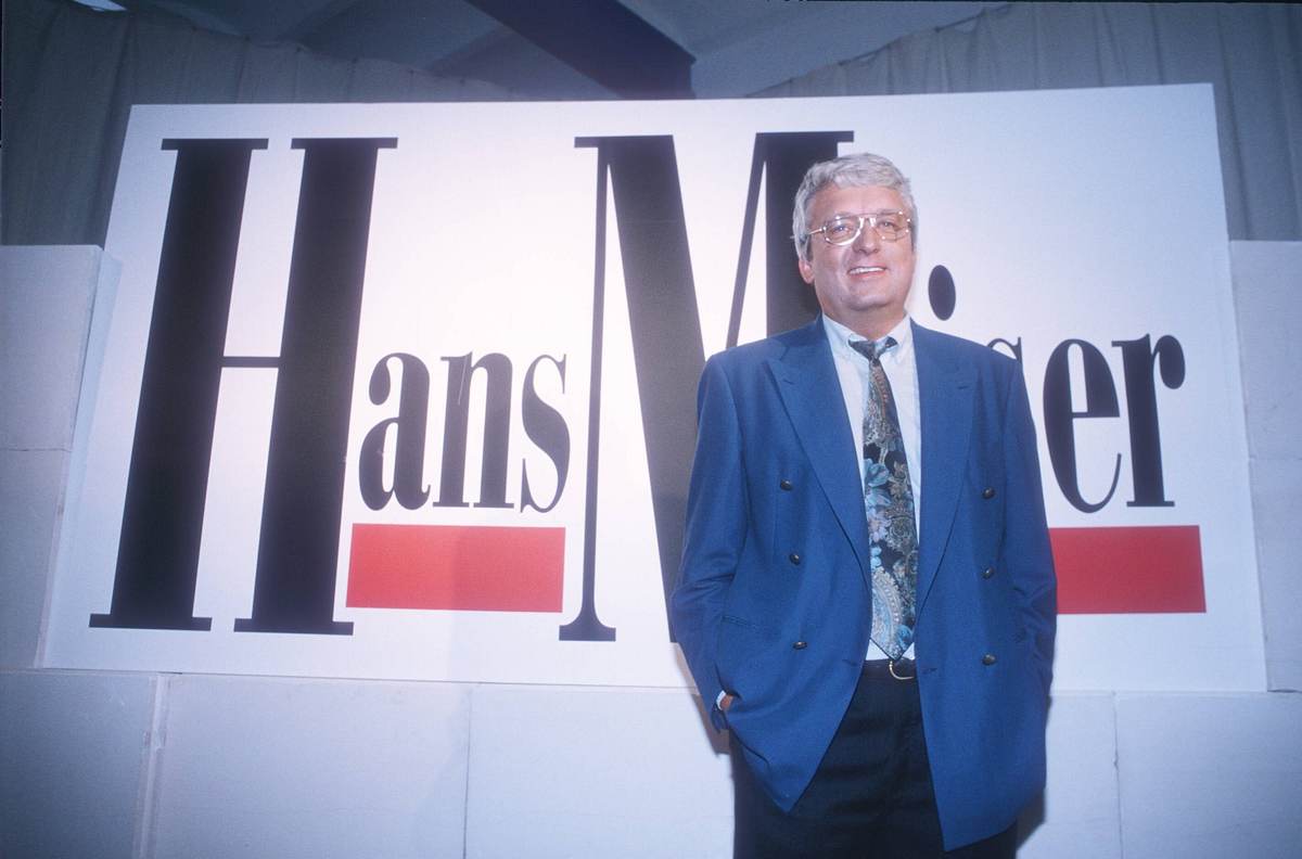 Hans Meiser vor Logo