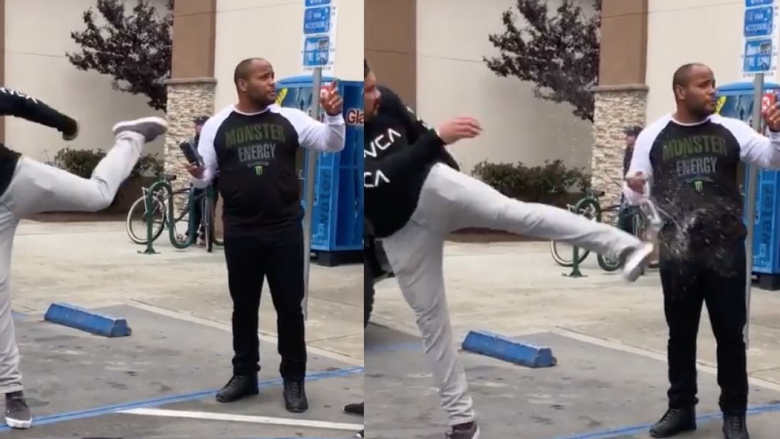 Hans Molenkamp tritt Daniel Cormier den Drink aus der Hand Hans Molenkamp tritt Daniel Cormier den Drink aus der Hand