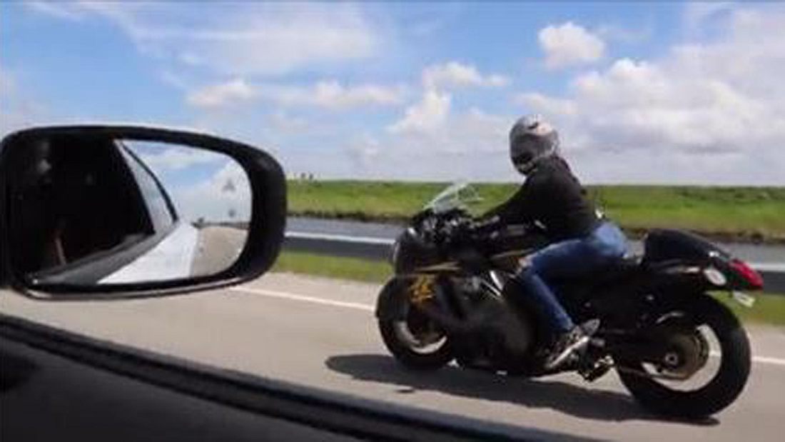 Wettrennen der Superlative: Dodge Challenger Hellcat vs. Hayabusa Hayabusa vs. Dodge Challenger Hellcat: Biker-Babe gewinnt Wettrennen